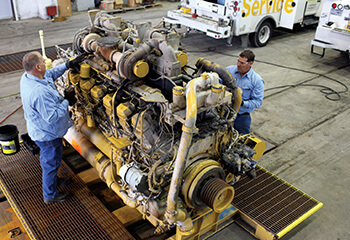 PT Newmont Nusa Tenggara (PTNNT) ha operado en la isla indonesia de Sumbawa la mina Batu Hijau de cobre y oro desde el año 2000. Para ello, la empresa tiene una flota de 111 camiones Caterpillar® 793, que funcionan las 24 horas del día, siete días a la semana, bajo las duras condiciones de la explotación minera