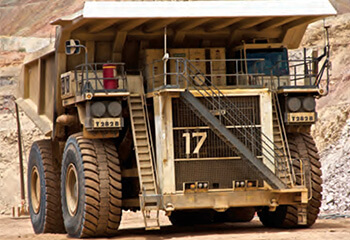 La mina de cobre Ray de la empresa ASARCO opera una flota de 39 equipos de carga. De los cuales 21 son Liebherr T282S. Estos son equipos de gran clase con una capacidad de carga de 400 toneladas y cada uno con un motor de 3,600 caballos de fuerza, los cuales operan en condiciones muy severas en el suroeste de los Estados Unidos.